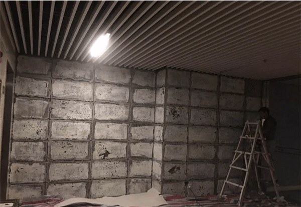 宁波某精装小区墙砖用手一扣就掉，开发商表示保修期已过！